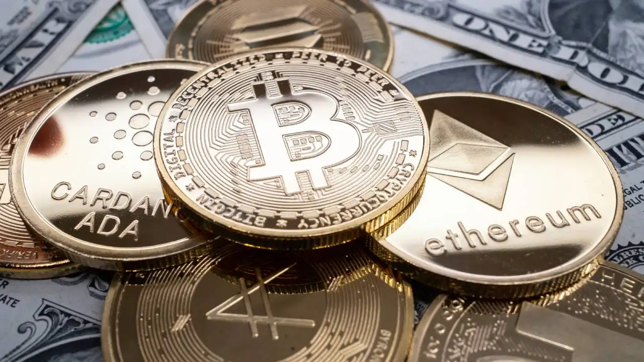 Bitcoin Drops 7% as Wall Street Futures Slide Before Monday’s Open